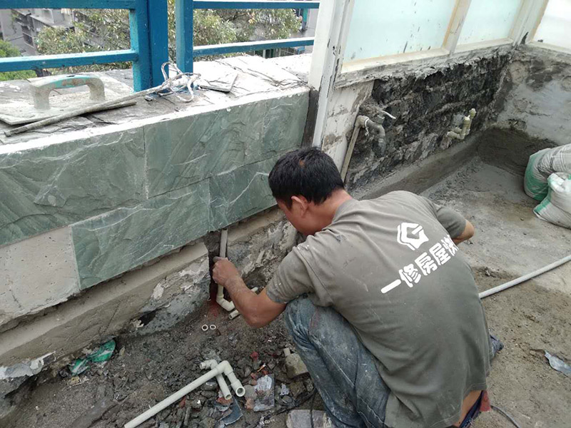 說起屋頂漏水，相信您關心的是屋頂漏水維修公司哪家好，網上關于家里的屋頂漏水了怎么辦、新房子屋頂漏水正常嗎、屋頂漏水處理方案圖片、屋頂漏水處理有哪些方案、對屋頂漏水的幾種處理方法、屋頂漏水修補方法視頻等介紹很多，今天小編收集整理了屋頂漏水怎么處理，屋頂漏水補救方法，屋頂漏水維修技巧等信息，請往下看：  先來介紹屋頂漏水補救公司哪家好，說起屋頂漏水補救公司小編推薦一修房屋快修，客戶可以到一修房屋快修官網在線咨詢客服關于：屋頂漏水主要原因、屋頂漏水補救方法、屋頂漏水修補報價、屋頂漏水維修工藝、屋頂漏水維修流程步驟、屋頂漏水處理注意事項等，一修房屋快修可為裝修業主打造整體裝修、局部裝修、維修安裝等一站式服務。  再來介紹屋頂漏水修補收費標準，或說屋頂漏水的處理方案，屋頂漏水的類型多。比如：辦公室屋頂漏水、書房屋頂漏水、別墅屋頂漏水、公寓屋頂漏水、商場屋頂漏水、超市屋頂漏水、酒店屋頂漏水、寫字樓屋頂漏水等，不同空間的屋頂漏水的補救方案和需要使用的材料不一樣，同時屋頂漏水維修的計量標準也會有差別，屋頂漏水維修價格自然不一樣。  后介紹屋頂漏水維修流程，或是屋頂漏水維修注意事項，先選擇一家合適的屋頂漏水修補公司，再根據衛生間、廚房、臥室、客廳、陽臺等類型選擇合適的屋頂漏水的補救方案、歡迎撥打屋頂漏水維修電話：4009922191咨詢；以上是小編關于屋頂漏水怎么處理，屋頂漏水補救方法，屋頂漏水維修技巧的介紹，希望對您有幫助。