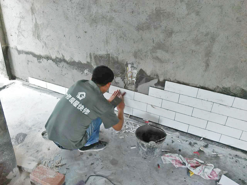 三室一廳清水房裝修,90平三室一廳的毛坯房簡約風格裝修，費用大約多少