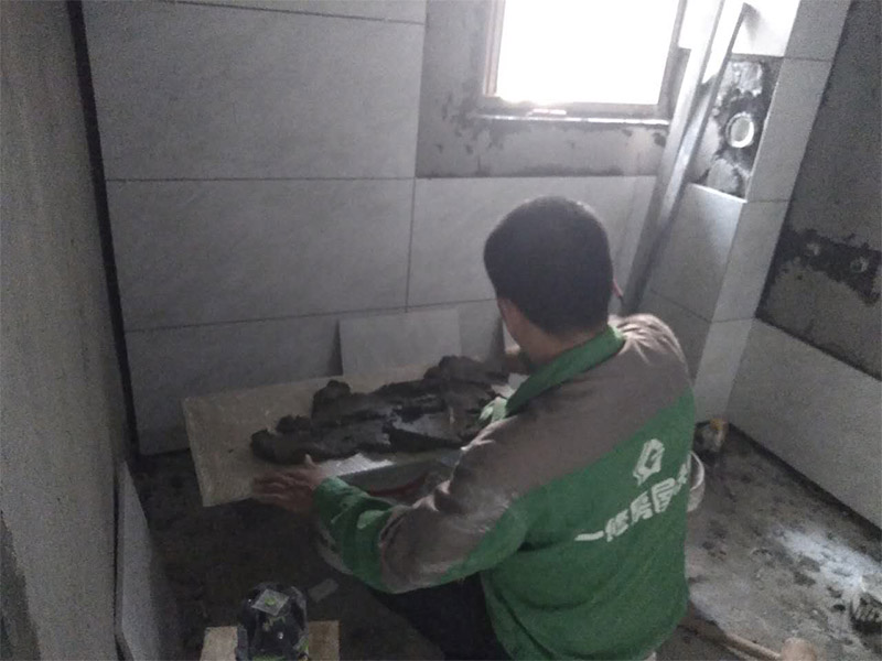 廁所貼瓷磚，木工吊頂打孔