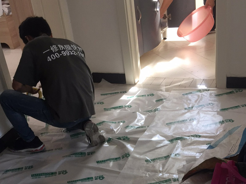 浴室裝修地面保護方案：在衛浴拆改過程中，為了防止發生意外觸電和電線短路等事故。裝修所需的臨時用電，必須從客廳拉到浴室內。
沖擊電鉆是墻面敲磚的重要工具，與傳統的用手錘和鋼鏨敲擊方式不同，用沖擊電鉆施工方便快捷。沖擊電鉆的鉆頭還可以根據施工需要自由更換。根據施工隊伍的施工習慣，衛浴用具可以在所有墻面敲磚前統一拆除，也可以與敲磚穿插進行。