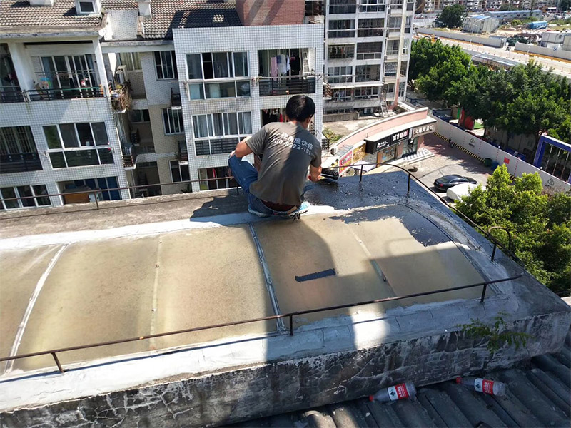 屋頂防水裝修：1、基層處理：基層在找斜坡施工前清掃干凈，不得有建筑垃圾和其他雜物；2、找平層：找平層采用20厚1:3水泥砂漿。找平層澆筑后及時摸壓密實并收光；3、煙道，墻角等與屋面交接部位采用聚乙烯丙綸高分子防水卷材和防水涂料做基層防水加強處理；4、基層處理完成后及時做盛水試驗，水深50mm以上，盛水48小時，盛水試驗后發現有滲水處，經及時板下壓密注漿，板上增做聚乙烯丙綸高分子防水卷材和防水涂料。