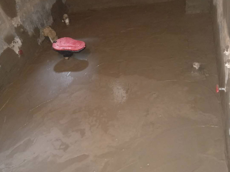浴室地面找平裝修：第一，地面找平的基底處理，如果基底的處理出現(xiàn)了差錯，可能會導(dǎo)致后期出現(xiàn)乳膠漆掉色掉漆，瓷磚黏貼不牢靠等問題，為了避免這些問題的出現(xiàn)，影響裝修效果。第二，地面找平的具體流程，地面找平在裝修中也分很多類型，有石膏找平、自流平找平、和水泥砂漿找平。這三種是比較常見的地面找平方法，也有著各自的特色和優(yōu)點，比如說石膏找平就適合那種局部不平但整體平整度不錯的房間，而自流平找平則偏向于整個房間找平，不適用于局部找平，水泥砂漿找平和石膏找平有一定的共通點，適用于小范圍找平。具體選用哪種方面需要依地面的具體情況而定。