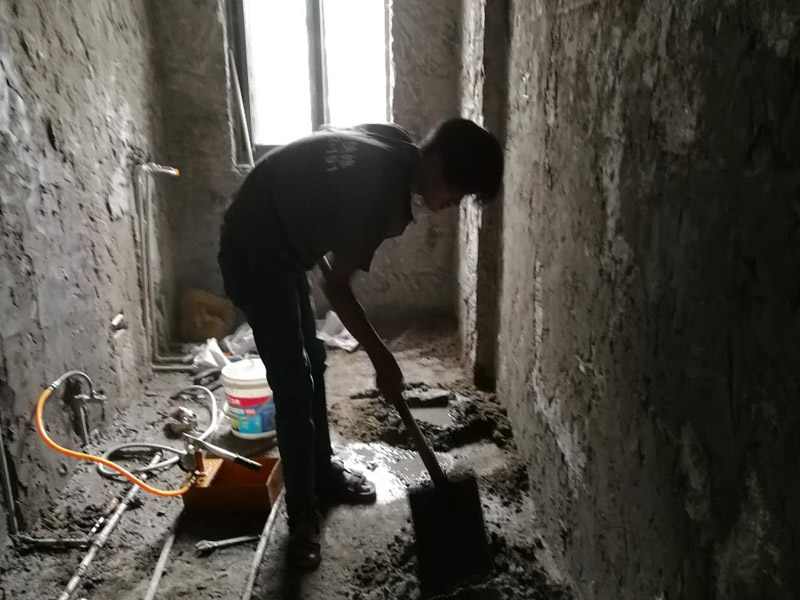 廁所墻面抹灰裝修：在抹灰前一天，用軟管或膠皮管將填充墻面自上而下澆水濕潤，抹灰前不得有明水。做灰餅時(shí)從上而下做，灰餅間距應(yīng)小于刮尺長度，墻體上角先做灰餅，再以它為基準(zhǔn)拉線做出上部、中間的灰餅，根據(jù)墻體上部的灰餅以托線板做出墻體下部灰餅，使其與上部灰餅在同一垂直面上，然后拉水平統(tǒng)線，加做若干灰餅。防水處理——衛(wèi)生間的防水處理是很重要的。衛(wèi)生間是接觸水很多的空間，防水功夫做好可以防止?jié)B水問題，避免給樓下鄰居和自己造成麻煩。在防水后需要做閉水實(shí)驗(yàn)，以確保防水的效果。