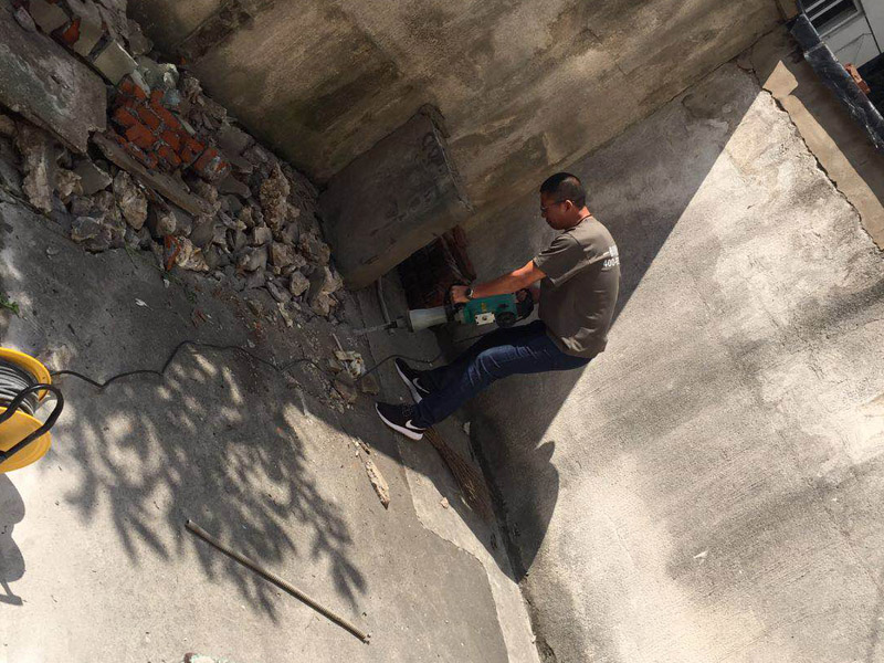 地面鉆孔拆除裝修：確保施工現(xiàn)場水通、電通。在切割過程中冷水具有對(duì)切割設(shè)備本身進(jìn)行降溫及避免揚(yáng)塵的作用。根據(jù)現(xiàn)場情況，需對(duì)將要切除的混凝土實(shí)體進(jìn)行設(shè)計(jì)排版，將實(shí)體分層、分塊切除。流程是：施工準(zhǔn)備——放線（彈線）——切割設(shè)備就位（固定）——混凝土（鋼筋）切割——切塊吊裝——清理現(xiàn)場