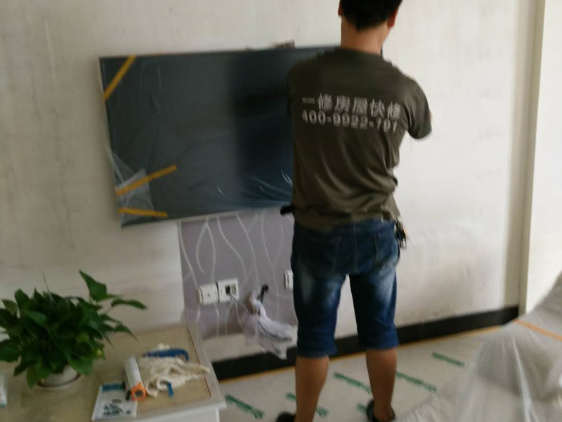 吊頂裝修家具現(xiàn)場保護(hù)：1、做好入戶門保護(hù)；各類裝修物料的進(jìn)場、建筑裝修垃圾的清理都必須經(jīng)過入戶門。在對物品進(jìn)行搬運(yùn)時(shí)，難免會(huì)與入戶門發(fā)生磕碰及摩擦。因此，在進(jìn)行成品保護(hù)時(shí)，我們首先要做好入戶門的保護(hù)。2、做好水電改造期間的成品保護(hù)；水電改造完成后，應(yīng)當(dāng)對各種管線進(jìn)行規(guī)范的固定，以防脫落;對裸露的線頭要進(jìn)行包裹，以防發(fā)生觸電的危險(xiǎn);做好地面裸線管的固定和保護(hù)，防止被踩壞。同時(shí)，在搬運(yùn)物料時(shí)，也不要破壞地面鋪設(shè)的管線。3、做好瓷磚、地板的鋪貼保護(hù)；進(jìn)行裝修施工時(shí)，磁環(huán)邊鋪邊勾縫，在崗鋪設(shè)的瓷磚、地板上堆放雜物、走動(dòng)踩踏，地板沒有使用成品保護(hù)膜覆蓋等都會(huì)影響瓷磚及地板的鋪貼效果，使瓷磚出現(xiàn)施工質(zhì)量問題。