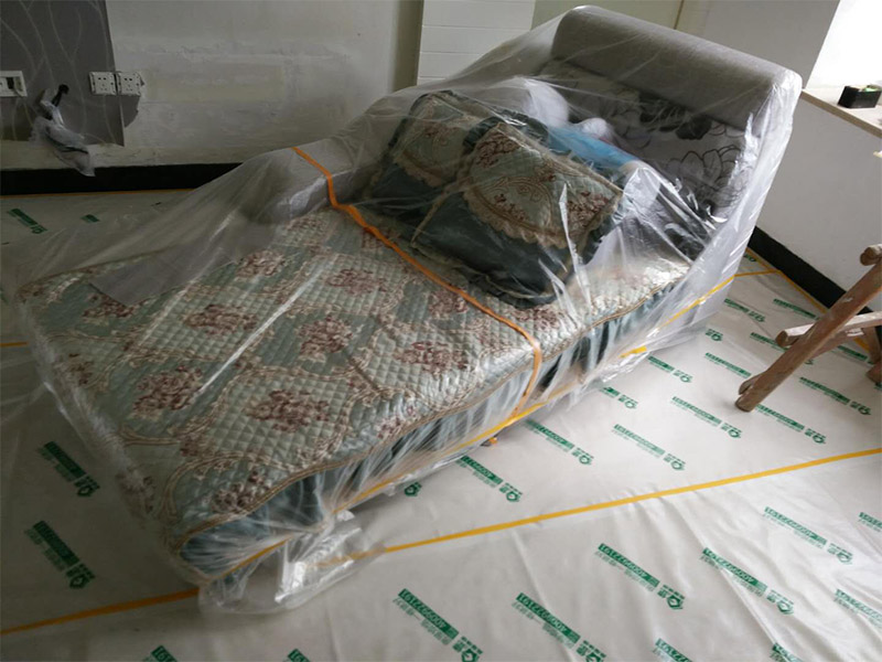 吊頂裝修家具現(xiàn)場保護(hù)：1、做好入戶門保護(hù)；各類裝修物料的進(jìn)場、建筑裝修垃圾的清理都必須經(jīng)過入戶門。在對物品進(jìn)行搬運(yùn)時(shí)，難免會(huì)與入戶門發(fā)生磕碰及摩擦。因此，在進(jìn)行成品保護(hù)時(shí)，我們首先要做好入戶門的保護(hù)。2、做好水電改造期間的成品保護(hù)；水電改造完成后，應(yīng)當(dāng)對各種管線進(jìn)行規(guī)范的固定，以防脫落;對裸露的線頭要進(jìn)行包裹，以防發(fā)生觸電的危險(xiǎn);做好地面裸線管的固定和保護(hù)，防止被踩壞。同時(shí)，在搬運(yùn)物料時(shí)，也不要破壞地面鋪設(shè)的管線。3、做好瓷磚、地板的鋪貼保護(hù)；進(jìn)行裝修施工時(shí)，磁環(huán)邊鋪邊勾縫，在崗鋪設(shè)的瓷磚、地板上堆放雜物、走動(dòng)踩踏，地板沒有使用成品保護(hù)膜覆蓋等都會(huì)影響瓷磚及地板的鋪貼效果，使瓷磚出現(xiàn)施工質(zhì)量問題。