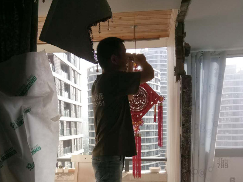 墻面局部拆除裝修：首先是外墻部分，也就是屋頂面和地面這兩塊，是不能動搖的，因為這是房屋的外在防御部位。除此以外，禁止拆改配重墻和承重墻，因為配重墻是房間與陽臺之間的門窗以下部分的墻，拆改后可能會導致陽臺坍塌;承重墻是預制板墻和24厘米以上的磚墻，不能拆除也不能開門窗。首先，要顧慮到隔壁鄰居的感受。因為施工會產生較大的噪音，所以要先與周邊居民溝通或者是采取一些降噪措施，以免與鄰居發生糾紛。其次還要注意維護好居室的水電系統。在墻體的拆除之前，要對電路的改造方向詳細的考慮，因為一般墻體中都帶有電路線管，切忌不要野蠻施工，弄斷線路。