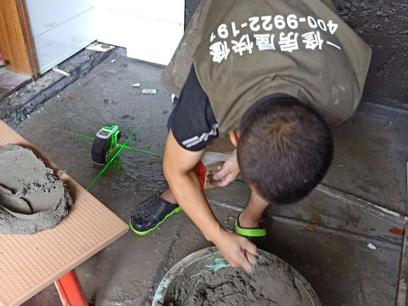 衛生間墻面瓷磚鋪貼：首先應除去基層表面的污垢，油漬，浮灰;除去基層上所有涂料層，膩子層;如果基層未能達到平整度要求，需對基層進行預先的找平處理；鋪貼瓷磚前需事先找好垂直線，以此為基準鋪貼的瓷磚高低均勻、垂直美觀;將調制好的漿料均勻地抹在瓷磚背面，要求漿料飽滿；將瓷磚平整地鋪貼在基層上，使用橡膠錘將瓷磚拍實鋪平。