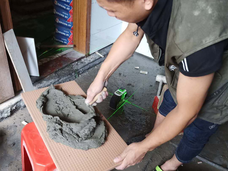 衛生間墻面瓷磚鋪貼：首先應除去基層表面的污垢，油漬，浮灰;除去基層上所有涂料層，膩子層;如果基層未能達到平整度要求，需對基層進行預先的找平處理；鋪貼瓷磚前需事先找好垂直線，以此為基準鋪貼的瓷磚高低均勻、垂直美觀;將調制好的漿料均勻地抹在瓷磚背面，要求漿料飽滿；將瓷磚平整地鋪貼在基層上，使用橡膠錘將瓷磚拍實鋪平。