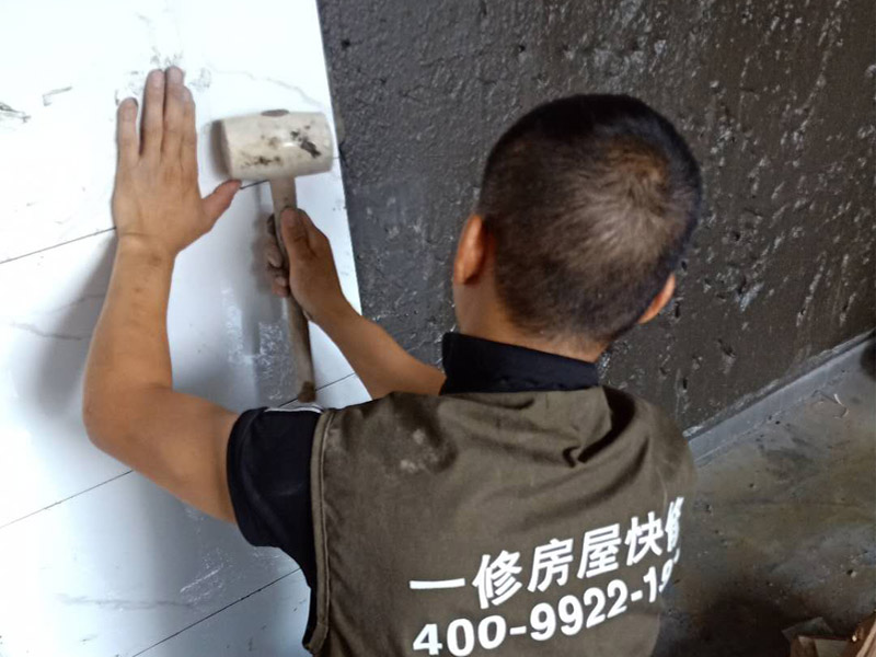 衛生間墻面瓷磚鋪貼：首先應除去基層表面的污垢，油漬，浮灰;除去基層上所有涂料層，膩子層;如果基層未能達到平整度要求，需對基層進行預先的找平處理；鋪貼瓷磚前需事先找好垂直線，以此為基準鋪貼的瓷磚高低均勻、垂直美觀;將調制好的漿料均勻地抹在瓷磚背面，要求漿料飽滿；將瓷磚平整地鋪貼在基層上，使用橡膠錘將瓷磚拍實鋪平。
