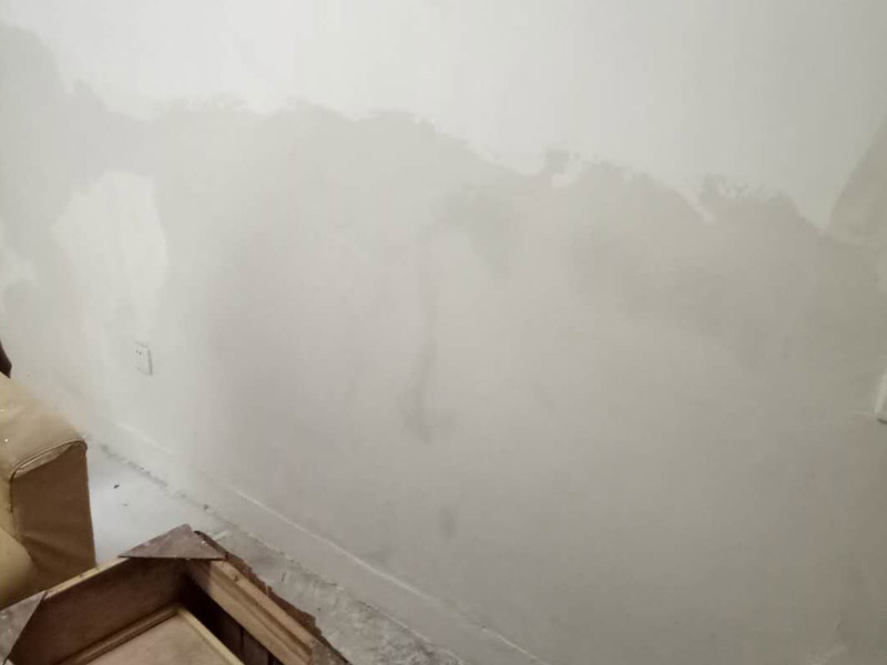 墻面修補裝修：先把墻面受損部位 脫落、起皮空鼓地方鏟除，并清理干凈；之后取出網上購買的補墻膏套裝；取適量補墻膏直接批刮，等6-12小時干燥后用砂紙打磨平整，用抹布把粉塵擦拭干凈。用補墻漆兌入10%以內的清水稀釋，攪拌均勻后涂刷2-3遍，每遍間隔3小時以上。