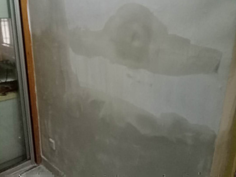 墻面修補裝修：先把墻面受損部位 脫落、起皮空鼓地方鏟除，并清理干凈；之后取出網上購買的補墻膏套裝；取適量補墻膏直接批刮，等6-12小時干燥后用砂紙打磨平整，用抹布把粉塵擦拭干凈。用補墻漆兌入10%以內的清水稀釋，攪拌均勻后涂刷2-3遍，每遍間隔3小時以上。