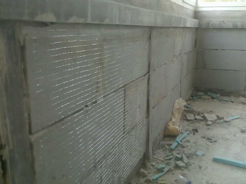 白灰墻面掛網抹灰裝修：1  基層處理：抹灰前檢查加氣混凝土墻體，對松動、灰漿不飽滿的拼縫及粱、板下的頂頭縫，用摻用水量10%的建筑膠灰漿填塞密實。將露出墻面的舌頭灰刮凈，墻面的凸出部位剔鑿平整。墻面坑凹不平處、砌塊缺楞掉角的以及剔鑿的設備管線槽、洞，應用膠灰整修密實、平順。2  灑水濕潤：將墻面浮土清掃干凈，分數遍澆水濕潤。由于加氣混凝土塊吸水速度先快后慢，吸水量慢而延續時間長，故應增加澆水的次數，使抹灰層有良好的凝結硬化條件，不致在砂漿的硬化過程中水分被加氣混凝土吸走。3  貼灰餅、沖筋：用托線板檢測一遍墻面不同部位的垂直、平整情況，以墻面的實際高度決定灰餅和沖筋的數量。