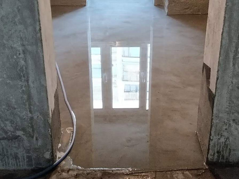 廁所閉水試驗裝修：1、防水施工完成，24小時后可做閉水試驗; 2、把地漏進行暫時性封堵 ; 3、在衛生間門口設置水泥砂漿擋墻 ; 4、蓄水后做好水位標記 ，以便查看水落程度; 5、蓄水時間24～48小時 ; 6、閉水后，看水位是否有明顯下降，仔細檢查四周墻面和地面有無滲漏現象，從樓下觀察是否有水滲出，如果有，請及時檢查樓下屋頂和管道根部是否有滲漏水等現象，如果沒有滲漏水，繼續完成閉水;