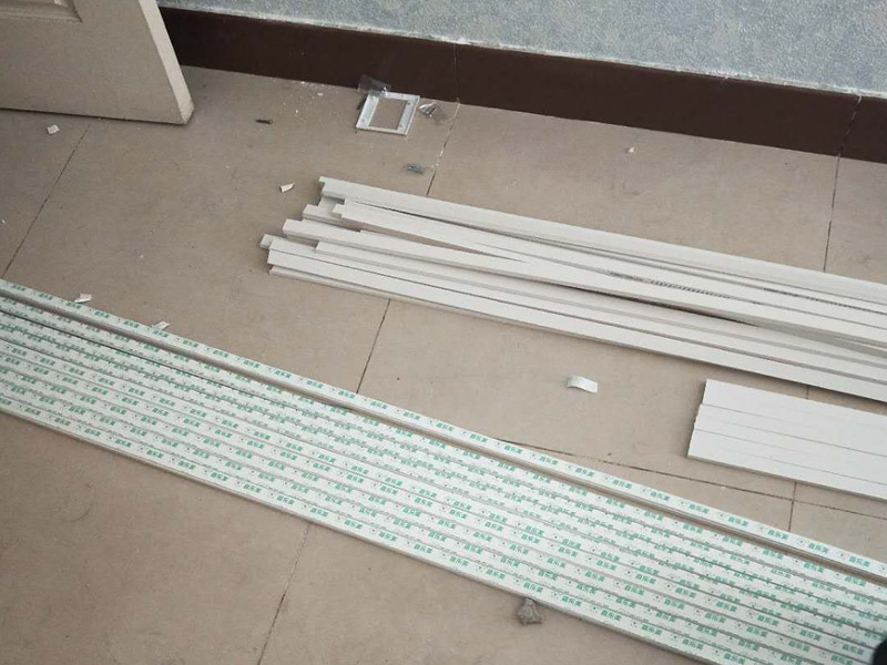 電路走線安裝：1、按照效果圖和具體施工圖設計圖紙，并選用確定燈具、插座、開關等位置，然后確定電線的鋪設位置、穿過墻壁和屋頂的位置，而且還要確定起始、轉角、分支、終端點的位置，用絕緣子或槽板固定它們的位置。2、再根據電線的走向開挖墻槽，槽的寬度與深度要能將電線管裝下。在做穿墻孔時要注意將電線管小心彎曲，使彎曲后的護套管內部仍能穿線，并用專用的軋頭或騎馬釘將護套管固定在墻上。3、要安裝插座、開關的，先將其位置打孔預埋塑料膨脹管或木楔，但是這種方法的弊端就是插座、開關都比墻面凸出；而當下流行將插座、開關的接線盒都埋入墻里，只露出插座和開關的面板，這樣做美觀整齊。4、穿線的正規做法是用鋼絲先穿過護套管，再將電線拉入。在家裝中可以直接將電線穿入護套管，但是在轉彎處不好穿，所以一般是安置塑料管的同時將電線穿好，或在管內先穿一根鉛絲備用。