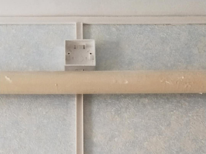 電路走線安裝：1、按照效果圖和具體施工圖設計圖紙，并選用確定燈具、插座、開關等位置，然后確定電線的鋪設位置、穿過墻壁和屋頂的位置，而且還要確定起始、轉角、分支、終端點的位置，用絕緣子或槽板固定它們的位置。2、再根據電線的走向開挖墻槽，槽的寬度與深度要能將電線管裝下。在做穿墻孔時要注意將電線管小心彎曲，使彎曲后的護套管內部仍能穿線，并用專用的軋頭或騎馬釘將護套管固定在墻上。3、要安裝插座、開關的，先將其位置打孔預埋塑料膨脹管或木楔，但是這種方法的弊端就是插座、開關都比墻面凸出；而當下流行將插座、開關的接線盒都埋入墻里，只露出插座和開關的面板，這樣做美觀整齊。4、穿線的正規做法是用鋼絲先穿過護套管，再將電線拉入。在家裝中可以直接將電線穿入護套管，但是在轉彎處不好穿，所以一般是安置塑料管的同時將電線穿好，或在管內先穿一根鉛絲備用。