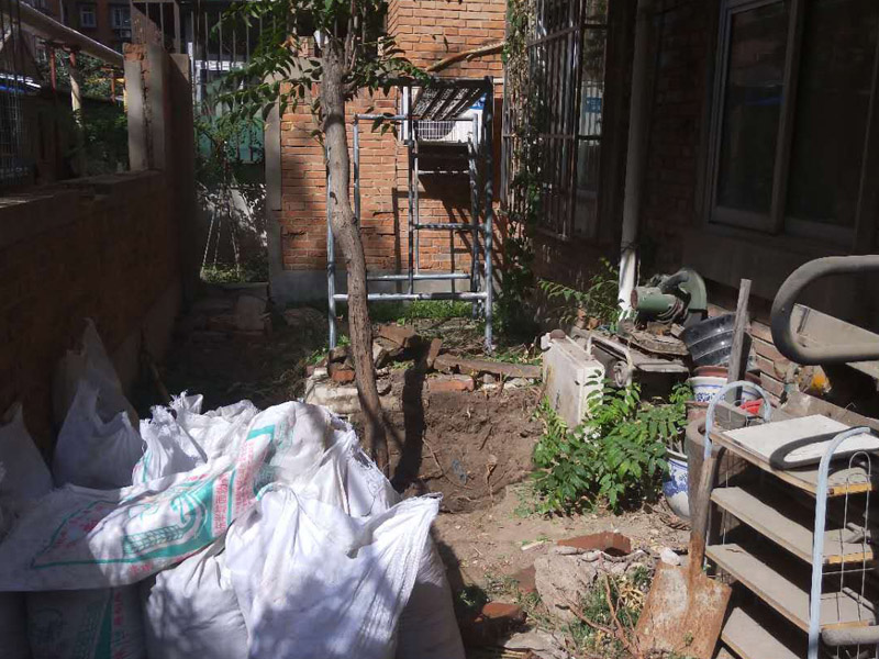 管道檢查和建渣搬運裝修：首先，要關閉總水閘。然后，用軟管固定在冷熱水管的兩端。同時，把儀器的一端固定在同一空間的另一根水管上。在使用儀器時，要擰好每一處接口，不能漏氣，這樣測得的水壓才準確。一切就緒，就可以準備加壓進行測試了。將水壓提高，測試水管的承壓量，看是否出現水管滲漏現象。檢測師把水壓打高，按照通俗的說法，這個時候水壓是8斤。檢查各處水管，看看是否有滲水、漏水現象。檢測師用手摸摸水管，看有沒有滴水。整個測水壓過程需要30分鐘，如果沒有出現滲水漏水現象，就說明管道沒有問題。水管隨著使用時間的增加，老化等情況不可避免，若出現漏水等情況可以及時更換水管。