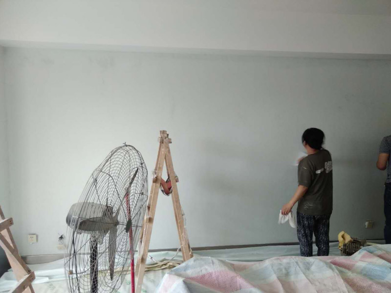 墻面壁紙更換：保證墻面堅(jiān)實(shí)、平坦，運(yùn)用鋼刷或是其他的工具收拾潔凈墻面，讓水泥墻面盡量無浮土、浮沉。在墻面輥一遍混凝土的界面劑，盡量均勻，待其單調(diào)后，就可以刮膩?zhàn)恿恕Ｒ话愕膲γ婀?遍面膩?zhàn)蛹纯桑粌H能找平，還能罩住底色。平坦度比較差的膩?zhàn)右诓糠侄喙螏妆椤Ｓ蒙凹埓蚰ツ佔(zhàn)印Ｄ佔(zhàn)油耆蠌?qiáng)度之后(5-7天)會(huì)變得十分堅(jiān)實(shí)，這時(shí)再打磨就會(huì)變得十分困難。所以，主張刮過膩?zhàn)又蟮?~2天便開始進(jìn)行膩?zhàn)哟蚰ァ＿@是為了在墻面和壁紙之間構(gòu)成一道維護(hù)膜，既安靖了墻面，又能防止水分、鹽、堿滲透腐蝕墻紙，可以有用維護(hù)壁紙材料不受霉菌的腐蝕。