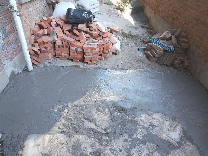 地面基層加固裝修：1.清理基層，清除磚柱上的管線和裝飾層，檢查柱根;別砌損壞的磚，清除 裂縫內(nèi)的粉塵。2.根據(jù)不同的加固形式，采用不同的連接措施，單側(cè)加固時，用混凝士釘或膨脹螺栓連接，雙面加固時，用封閉箍筋連接，當(dāng)柱較寬時，沿高度每隔5皮打掉一塊，增強(qiáng)混凝土與原柱的咬合，有利于共同受力。3.綁扎鋼筋:用外包鋼筋混凝土加固，綁扎的鋼筋應(yīng)與磚柱固定牢靠，控制好位置保護(hù)層厚度。4.澆筑混凝士:外包混凝士宜用噴射扶施工，具體步驟參照4.1節(jié)中噴射混凝土施工工藝流程:上部與樓板接縫，應(yīng)用干硬性混凝土填塞嚴(yán)實(shí);強(qiáng)度尊級符合勘察加固設(shè)計(jì)要求。5.將混凝t表面抹平壓實(shí)。6.待混凝土終凝后，每天澆水3~5次，進(jìn)行養(yǎng)護(hù)。