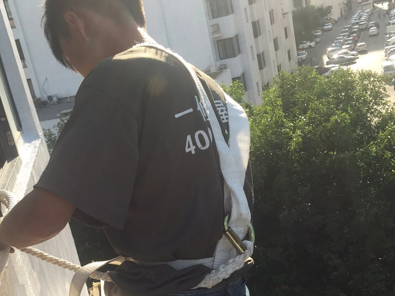 高空外墻粉刷裝修:1、基層處理：在對外墻粉刷之前，首先需要將墻面基層的灰塵與雜志清理干凈，那些比較破舊的層面與耐水性較差的涂層需要鏟除，如果表面有凹凸不平的地方，則需要用水泥砂漿進行抹平。2、刷底膠：在對墻面刷底膠時，需要先將膠水按照說明書上注明的比例進行稀釋，稀釋好之后，再將膠水用輥筒均勻涂刷墻面兩遍左右，注意膠水的薄厚要均勻，不能過多也不能過少。3、局部補膩子：基層底膠干燥之后，則需用膩子將墻面找平。4、滿刮膩子：膩子放在托板之上，讓后再用橡皮刮板對墻面進行涂刷，最好從上往下涂，最好涂刷2到三遍，需要注意的是，膩子不能涂刷太厚，膩子涂刷后需要用砂紙進行打磨，打磨力度需要合適，打磨完之后需要將表面灰塵給清除。5、刷底涂料：采用滾筒對墻面涂刷，涂刷時需要均勻，不能漏刷，也不能刷得過厚，底料干后，如果表面有要進行修補的地方，最好用膩子進行修復在進行砂平。