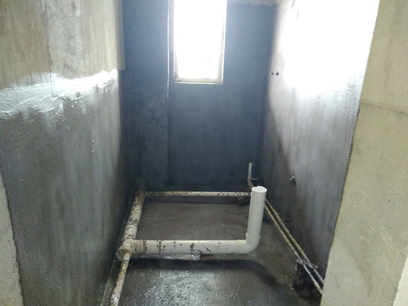 廁所刷防水裝修：第一步：清理墻面和地面 在涂刷防水涂層之前，先要清理墻面和地面，同時要用連接的氣泵皮管吹盡陰角處的浮沉。第二步：刷防水涂料：刷防水涂料時先刷墻角部位，交接處應有200mm，不得有漏刷情況。第一遍涂刷墻面時，應上下縱向涂刷，第二遍涂刷墻體，應左右橫向涂刷。注意、第二遍防水涂料間需要有一定時間間隔，待遍涂料干透后才能進行第二遍，具體時間視涂料而定。第三步：閉水試驗：在涂刷完防水涂料后，不能立刻貼瓷磚，還必須進行防水測試。堵住衛(wèi)生間排水口、地漏等，然后將衛(wèi)生間積水2~3cm。24小時后到樓下查看是否有水滲漏，一旦發(fā)現(xiàn)有滲水痕跡，必須馬上返工。
