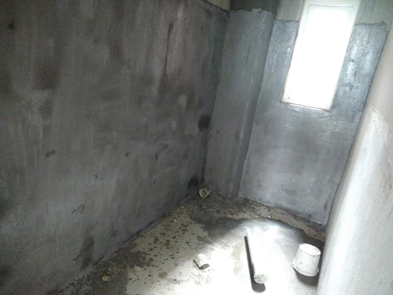廁所刷防水裝修：第一步：清理墻面和地面 在涂刷防水涂層之前，先要清理墻面和地面，同時要用連接的氣泵皮管吹盡陰角處的浮沉。第二步：刷防水涂料：刷防水涂料時先刷墻角部位，交接處應有200mm，不得有漏刷情況。第一遍涂刷墻面時，應上下縱向涂刷，第二遍涂刷墻體，應左右橫向涂刷。注意、第二遍防水涂料間需要有一定時間間隔，待遍涂料干透后才能進行第二遍，具體時間視涂料而定。第三步：閉水試驗：在涂刷完防水涂料后，不能立刻貼瓷磚，還必須進行防水測試。堵住衛(wèi)生間排水口、地漏等，然后將衛(wèi)生間積水2~3cm。24小時后到樓下查看是否有水滲漏，一旦發(fā)現(xiàn)有滲水痕跡，必須馬上返工。