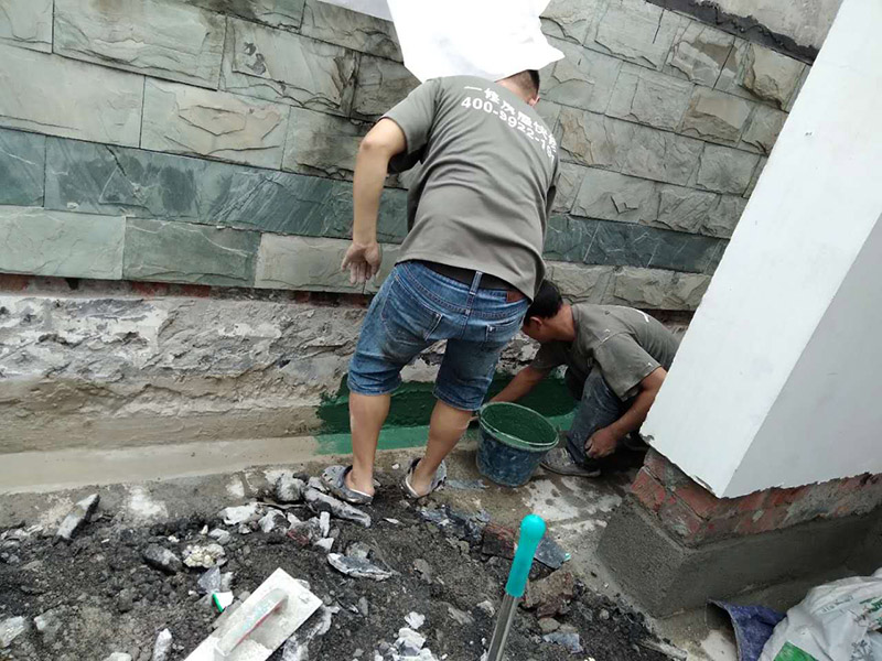 屋頂排水溝改造防水：一、確定排水坡面的數目：一般情況下，臨街建筑平屋頂屋面寬度小于12m時，可采用單坡排水；其寬度大于12m時，宜采用雙坡排水。坡屋頂應結合建筑造型要求選擇單坡、雙坡或四坡排水。二、劃分排水區：劃分排水區的目的在于合理地布置水落管。排水區的面積是指屋面水平投影的面積，每一根水落管的屋面最大匯水面積不宜大于200m2。雨水口的間距在18~24m。三、確定天溝所用材料和斷面形式及尺寸天溝即屋面上的排水溝，位于檐口部位時又稱檐溝。設置天溝的目的是匯集屋面雨水，并將屋面雨水有組織地迅速排除。天溝根據屋頂類型的不同有多種做法。如坡屋頂中可用鋼筋混凝土、鍍鋅鐵皮、石棉水泥等材料做成槽形或三角形天溝。平屋頂的天溝一般用鋼筋混凝土制作，當采用女兒墻外排水方案時，可利用傾斜的屋面與垂直的墻面構成三角形天溝；當采用檐溝外排水方案時，通常用專用的槽形板做成矩形天溝。