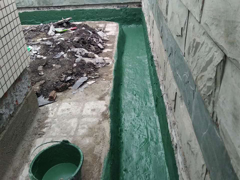 屋頂排水溝改造防水：一、確定排水坡面的數目：一般情況下，臨街建筑平屋頂屋面寬度小于12m時，可采用單坡排水；其寬度大于12m時，宜采用雙坡排水。坡屋頂應結合建筑造型要求選擇單坡、雙坡或四坡排水。二、劃分排水區：劃分排水區的目的在于合理地布置水落管。排水區的面積是指屋面水平投影的面積，每一根水落管的屋面最大匯水面積不宜大于200m2。雨水口的間距在18~24m。三、確定天溝所用材料和斷面形式及尺寸天溝即屋面上的排水溝，位于檐口部位時又稱檐溝。設置天溝的目的是匯集屋面雨水，并將屋面雨水有組織地迅速排除。天溝根據屋頂類型的不同有多種做法。如坡屋頂中可用鋼筋混凝土、鍍鋅鐵皮、石棉水泥等材料做成槽形或三角形天溝。平屋頂的天溝一般用鋼筋混凝土制作，當采用女兒墻外排水方案時，可利用傾斜的屋面與垂直的墻面構成三角形天溝；當采用檐溝外排水方案時，通常用專用的槽形板做成矩形天溝。