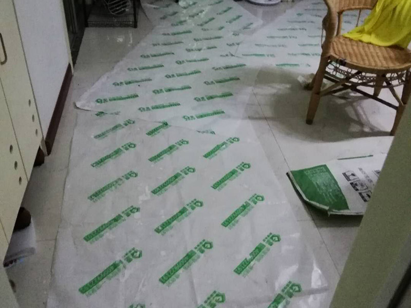 陽(yáng)臺(tái)瓷磚拆除重裝：1、施工前，磚墻及附近區(qū)域?yàn)⑦m量水，減少灰塵對(duì)環(huán)境的污染，做到文明施工。     2、根據(jù)施工現(xiàn)場(chǎng)的實(shí)際情況，墻體拆除采用人工拆除（用一些簡(jiǎn)單工具，如錘子、撬棍、鐵鍬、瓦刀等）的方法施工。拆除時(shí)，自上而下，不許用推到或拉倒方法拆除。     3、拆除時(shí)，將墻體劃分成若干段，每段的寬度大致與活動(dòng)腳手架寬度相等，活動(dòng)腳手架要有專人看護(hù)，自上而下，分層次，水平拆除。     4、拆除時(shí)，施工人員要站在穩(wěn)固的平臺(tái)上，禁止站在柱、墻截面上作業(yè)。     5、拆除完后，建筑垃圾要求外運(yùn)，然后現(xiàn)場(chǎng)清潔干凈。