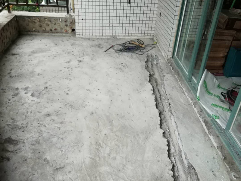 陽(yáng)臺(tái)瓷磚拆除重裝：1、施工前，磚墻及附近區(qū)域?yàn)⑦m量水，減少灰塵對(duì)環(huán)境的污染，做到文明施工。     2、根據(jù)施工現(xiàn)場(chǎng)的實(shí)際情況，墻體拆除采用人工拆除（用一些簡(jiǎn)單工具，如錘子、撬棍、鐵鍬、瓦刀等）的方法施工。拆除時(shí)，自上而下，不許用推到或拉倒方法拆除。     3、拆除時(shí)，將墻體劃分成若干段，每段的寬度大致與活動(dòng)腳手架寬度相等，活動(dòng)腳手架要有專人看護(hù)，自上而下，分層次，水平拆除。     4、拆除時(shí)，施工人員要站在穩(wěn)固的平臺(tái)上，禁止站在柱、墻截面上作業(yè)。     5、拆除完后，建筑垃圾要求外運(yùn)，然后現(xiàn)場(chǎng)清潔干凈。