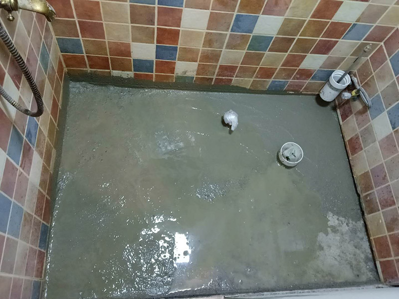 廁所管道重裝，地面找平：1、關(guān)閉水管總閥。(即水表前面的水管開關(guān))2、打開水龍頭20分鐘，確保沒水再滴后關(guān)閉所有的水龍頭。3、關(guān)閉馬桶水箱和洗衣機(jī)等進(jìn)水開關(guān)。4、打開水管總閥。5、打開總閥后20分鐘，查看水表是否走動(dòng)，包括緩慢的走動(dòng)。如果有走動(dòng)，即為漏水了。如果沒有走動(dòng)，可能沒事。建議施工完一定要進(jìn)行水壓測(cè)試實(shí)驗(yàn)，一般打壓8公斤，時(shí)間20-30分鐘。 在地面找平工程上，我們需要注意3個(gè)小方面，即平整度、地面抹灰及養(yǎng)護(hù)。地面找平對(duì)平整度有極高的要求，它通常將地面平整度分為3個(gè)環(huán)節(jié)分別采取不同的措施進(jìn)行修整，嚴(yán)格控制地面落差。另一方面，地面抹灰是地面找平不可缺少的一個(gè)環(huán)節(jié)，我們常根據(jù)面層抹灰的厚度來找出地面抹平的基準(zhǔn)線。最后但同樣重要的是地面的養(yǎng)護(hù)，在地面找平工作完成后是需要對(duì)地面進(jìn)行養(yǎng)護(hù)的，我們可以通過適量灑水養(yǎng)護(hù)，并且養(yǎng)護(hù)的時(shí)間應(yīng)該不少于7天，這樣才能保證地面找平工程的質(zhì)量。