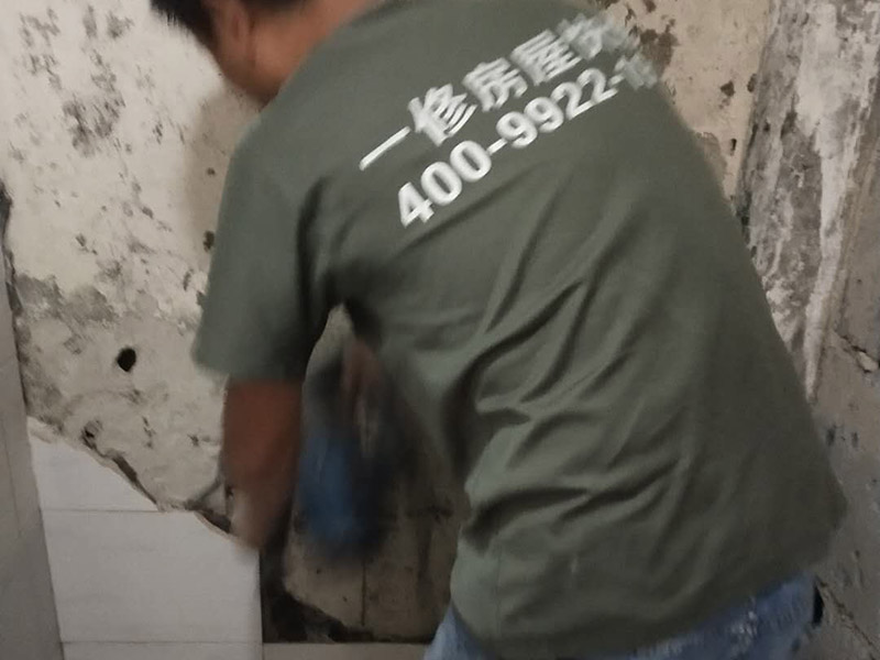 局部瓷磚拆除裝修：衛(wèi)浴用具拆除后可以對(duì)墻面瓷磚進(jìn)行拆卸。拆卸一般是從墻體的下方往上方敲，從瓷磚的邊緣往里面敲，還需要根據(jù)拆卸的位置選擇適當(dāng)?shù)那么u力度。敲磚是從墻體下方開始敲，從每塊瓷磚的邊緣開始敲。如果先敲上面的瓷磚，地面堆積瓷磚較多，擋住墻體下面的瓷磚，不利于拆卸。另外，敲磚過程中，要不是對(duì)地面的瓷磚進(jìn)行清理，以免瓷磚過多堆積，減慢施工進(jìn)度以及造成施工意外。 由于二手房的衛(wèi)浴在之前是做了一次防水的，因此在敲磚時(shí)必須注意防水層的處理，與屋主溝通好，防水層是否打掉。舊的防水層一般都不打掉，在敲磚后，在原有的防水層上面，再薄薄做一層防水，以提高衛(wèi)浴的防水能力。但如果屋主需要把防水敲掉重新再做。則敲磚需要打到批土層或打到見底。敲插座和龍頭附近的瓷磚時(shí)，要慢慢敲，小心摸清電線和水管的走向，以防損壞電線和水管。如果電線或水管已經(jīng)損壞了，要及時(shí)進(jìn)行修補(bǔ)處理，以免留下更多后續(xù)工程。