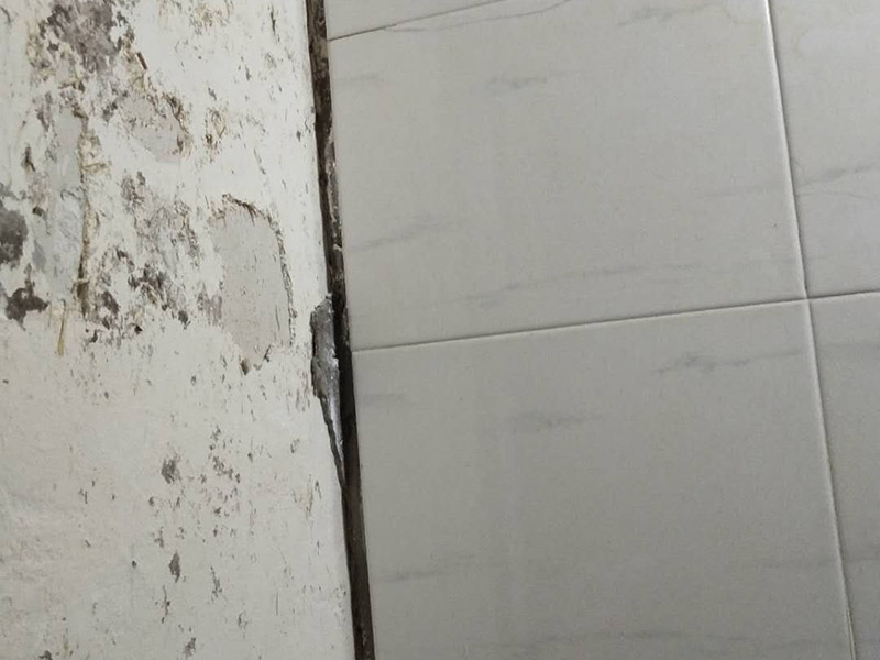 局部瓷磚拆除裝修：衛(wèi)浴用具拆除后可以對(duì)墻面瓷磚進(jìn)行拆卸。拆卸一般是從墻體的下方往上方敲，從瓷磚的邊緣往里面敲，還需要根據(jù)拆卸的位置選擇適當(dāng)?shù)那么u力度。敲磚是從墻體下方開始敲，從每塊瓷磚的邊緣開始敲。如果先敲上面的瓷磚，地面堆積瓷磚較多，擋住墻體下面的瓷磚，不利于拆卸。另外，敲磚過程中，要不是對(duì)地面的瓷磚進(jìn)行清理，以免瓷磚過多堆積，減慢施工進(jìn)度以及造成施工意外。 由于二手房的衛(wèi)浴在之前是做了一次防水的，因此在敲磚時(shí)必須注意防水層的處理，與屋主溝通好，防水層是否打掉。舊的防水層一般都不打掉，在敲磚后，在原有的防水層上面，再薄薄做一層防水，以提高衛(wèi)浴的防水能力。但如果屋主需要把防水敲掉重新再做。則敲磚需要打到批土層或打到見底。敲插座和龍頭附近的瓷磚時(shí)，要慢慢敲，小心摸清電線和水管的走向，以防損壞電線和水管。如果電線或水管已經(jīng)損壞了，要及時(shí)進(jìn)行修補(bǔ)處理，以免留下更多后續(xù)工程。