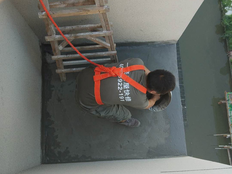 陽臺頂部外墻防水裝修：1、根據(jù)現(xiàn)場實際情況，對防水部位基層原有的外墻涂料進行清理，特別是基層破碎處、松動處進行徹底清除干凈，露出堅硬基礎(chǔ)。2、在基層處理干凈的基礎(chǔ)上，用高檔有機硅防水涂料與水按1：2的比例稀釋后，摻入高標號水泥做成灰膏，對砂眼、蜂窩、龜裂做細部處理。3、對不規(guī)則的龜裂進行修補時，超過2mm的龜裂用長絲無紡布與有機硅外墻專用涂料進行貼粘修補，以免龜裂紋繼續(xù)擴大。4、對窗口四周、檐底、預(yù)埋件、穿墻管等重要部位做加強處理。5、涂料采用涂刷法施工，涂刷的方向、行程長短應(yīng)一致，涂刷應(yīng)均勻不得漏刷。6、機械噴涂施工時做到噴涂均勻，壓茬到位，不得漏噴，使表面光滑。7、施工完畢后將現(xiàn)場衛(wèi)生清理干凈。