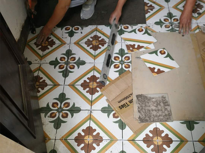地面貼磚裝修：地磚鋪設(shè)前，都要浸泡，以免地磚的吸收率問題導(dǎo)致吸收水泥中的水份而出現(xiàn)緊繃開裂。地面需要用勺子或者水管，把地面基層用水淋濕。這個(gè)作業(yè)時(shí)，減少灰塵。還能讓地面吸收部分水份。不會(huì)產(chǎn)生缺水現(xiàn)象。接下來，是水泥墊層的攪拌，鋪砌時(shí)宜采用水泥漿或干鋪泥灑水作粘結(jié)。地磚摸好水泥油后，應(yīng)該用膠錘慢慢的拍打，達(dá)到水平儀的標(biāo)準(zhǔn)即可。地磚面層的表面在貼完后半小時(shí)內(nèi)，用水抹布處理潔凈、平整、堅(jiān)實(shí)；瓷板間拼縫寬度應(yīng)符合設(shè)計(jì)要求，拼縫寬度不宜大于2毫米。