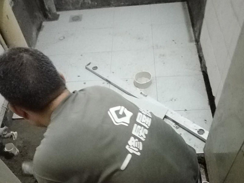 衛生間地面瓷磚鋪貼：地磚鋪貼前，將地面清掃干凈；接著根據排版規劃設置水平線，并進行分塊；然后地面灑水、砂漿攪拌、打砂漿基層，然后開始鋪貼，要用橡皮錘均勻敲擊，調整與水平線及其它地磚的水平度及縫隙的大小，再用刮刀從磚縫中間劃一道，保證磚與磚之間要有一定的、均勻的縫隙，防止熱脹冷縮對磚造成損壞，用刮刀在兩塊磚上縱向來回劃拉，檢查兩塊磚是否平齊；最后表面清理，勾縫。