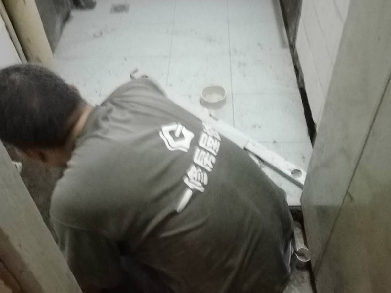 衛生間地面瓷磚鋪貼：地磚鋪貼前，將地面清掃干凈；接著根據排版規劃設置水平線，并進行分塊；然后地面灑水、砂漿攪拌、打砂漿基層，然后開始鋪貼，要用橡皮錘均勻敲擊，調整與水平線及其它地磚的水平度及縫隙的大小，再用刮刀從磚縫中間劃一道，保證磚與磚之間要有一定的、均勻的縫隙，防止熱脹冷縮對磚造成損壞，用刮刀在兩塊磚上縱向來回劃拉，檢查兩塊磚是否平齊；最后表面清理，勾縫。