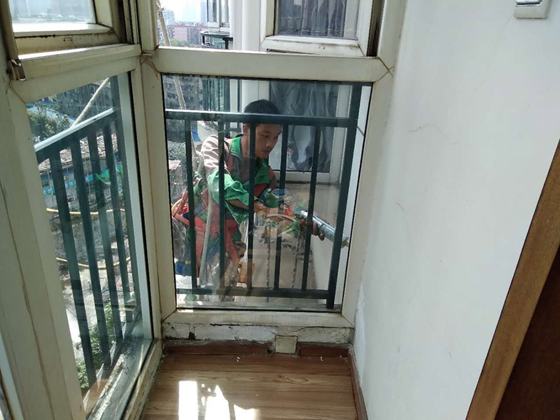 窗戶打膠維修：修補(bǔ)膠是針對塑鋼在安裝，及運(yùn)輸過程中出現(xiàn)的細(xì)小及明顯的裂縫用來修補(bǔ)的膠，有點(diǎn)像牙膏一樣，使用方法，將修補(bǔ)面徹底清洗干凈，干燥，用美工刀片順著裂縫刮出1-2mm的倒角口，再將膠刮入裂縫中，用刀片修平，待到膠體7分干的時(shí)候再用刀片將裂縫周圍多余的膠修去，如果感覺效果還是不好的話，等到膠體完全干透以后用1500號以上的水砂紙蘸水輕輕打磨即可。
師傅有專門打膠的工具，打膠完成后要用手抹平！像劑牙膏一樣將修補(bǔ)膠涂在需修正的地方，等干后用鏟鏟平，再用細(xì)紗紙磨平。擠出來直接涂在裂縫上抹平。