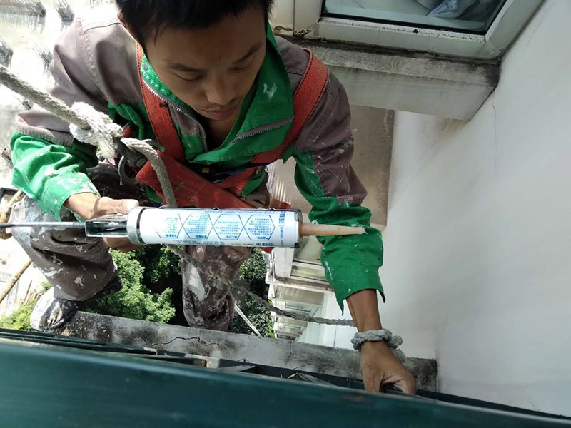 窗戶打膠維修：修補(bǔ)膠是針對塑鋼在安裝，及運(yùn)輸過程中出現(xiàn)的細(xì)小及明顯的裂縫用來修補(bǔ)的膠，有點(diǎn)像牙膏一樣，使用方法，將修補(bǔ)面徹底清洗干凈，干燥，用美工刀片順著裂縫刮出1-2mm的倒角口，再將膠刮入裂縫中，用刀片修平，待到膠體7分干的時(shí)候再用刀片將裂縫周圍多余的膠修去，如果感覺效果還是不好的話，等到膠體完全干透以后用1500號以上的水砂紙蘸水輕輕打磨即可。
師傅有專門打膠的工具，打膠完成后要用手抹平！像劑牙膏一樣將修補(bǔ)膠涂在需修正的地方，等干后用鏟鏟平，再用細(xì)紗紙磨平。擠出來直接涂在裂縫上抹平。
