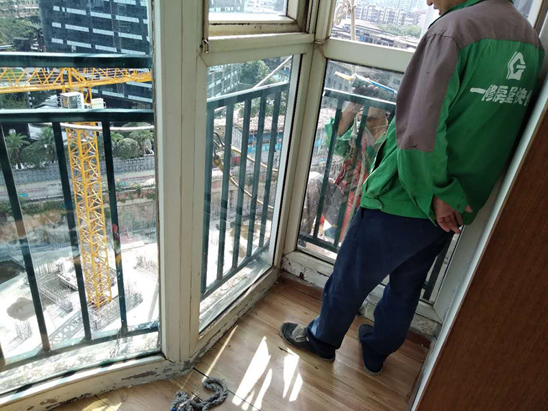 窗戶打膠維修：修補(bǔ)膠是針對塑鋼在安裝，及運(yùn)輸過程中出現(xiàn)的細(xì)小及明顯的裂縫用來修補(bǔ)的膠，有點(diǎn)像牙膏一樣，使用方法，將修補(bǔ)面徹底清洗干凈，干燥，用美工刀片順著裂縫刮出1-2mm的倒角口，再將膠刮入裂縫中，用刀片修平，待到膠體7分干的時(shí)候再用刀片將裂縫周圍多余的膠修去，如果感覺效果還是不好的話，等到膠體完全干透以后用1500號以上的水砂紙蘸水輕輕打磨即可。
師傅有專門打膠的工具，打膠完成后要用手抹平！像劑牙膏一樣將修補(bǔ)膠涂在需修正的地方，等干后用鏟鏟平，再用細(xì)紗紙磨平。擠出來直接涂在裂縫上抹平。