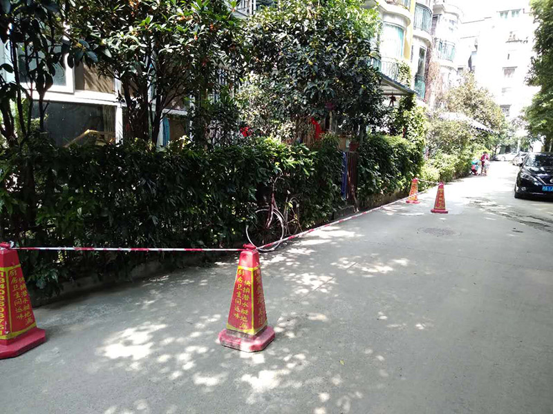 窗戶打膠維修：修補(bǔ)膠是針對塑鋼在安裝，及運(yùn)輸過程中出現(xiàn)的細(xì)小及明顯的裂縫用來修補(bǔ)的膠，有點(diǎn)像牙膏一樣，使用方法，將修補(bǔ)面徹底清洗干凈，干燥，用美工刀片順著裂縫刮出1-2mm的倒角口，再將膠刮入裂縫中，用刀片修平，待到膠體7分干的時(shí)候再用刀片將裂縫周圍多余的膠修去，如果感覺效果還是不好的話，等到膠體完全干透以后用1500號以上的水砂紙蘸水輕輕打磨即可。
師傅有專門打膠的工具，打膠完成后要用手抹平！像劑牙膏一樣將修補(bǔ)膠涂在需修正的地方，等干后用鏟鏟平，再用細(xì)紗紙磨平。擠出來直接涂在裂縫上抹平。