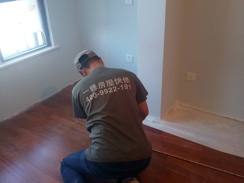 地板安裝維修：地面全部掃干凈后，鋪上一層薄薄的塑料膜，要全部鋪滿，再在上面鋪上地板專用的地膜。地板安裝師傅將很多地板從箱子里拿出來，全部攤放在地上，挑選色差，色差大的放在床、衣柜下面，色差均勻小的鋪在明顯的地方。如果地板嫌長，就放在地板的切割機上切成需要的長度。
