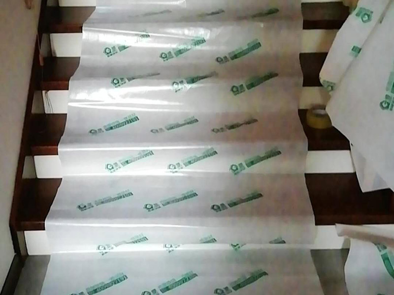 局部砌墻維修：首先根據房間情況進行定位，確定砌墻位置合理；攪拌好水泥砂漿，新舊墻體連接處，需要植筋，這樣墻體連接穩(wěn)固。植筋需要打鋼筋進舊墻體，深度要深；植筋出間隔大約為50厘米。墻上如果有門，需要做門梁，梁內要有鋼筋。墻體砌好后，在水泥批蕩前，最好掛網處理，這樣水泥砂漿和墻體能更好結合，防止以后出現裂痕。批蕩后，要保養(yǎng)一段時間。就是定期灑點水上去啦。