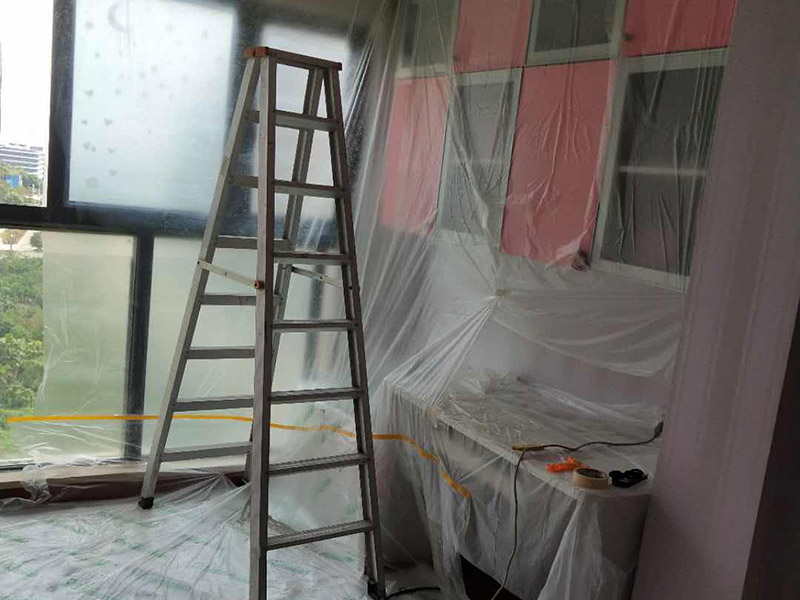 墻面頂部修補：1、看墻面是不是抹灰層已經松動，如果松動直接砸掉，重新抹灰直到結實了為止。2、如果墻面是石膏板墻面就貼紙質的繃帶在接縫處。3、如果墻面縫只有幾毫米不補難看可以鏟了膩子，在縫隙補水泥或者石膏（最好攙點膠）。4、搞定了以后貼繃帶刮平膩子。5、等干了后打磨滾刷乳膠漆。對于局部剝落比較嚴重的情況，就有必要考慮是否是墻面基底根本沒做好的原因。將原墻體鏟除至墻面基層，用界面劑或者封固底漆重新涂刷一遍，再按照粉刷石膏找平、貼網格布(加固防裂)、批刮墻襯三遍后打磨平整，整個基層質量此時就會好很多。