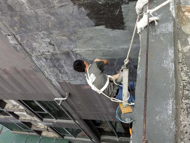 外墻防水維修：1、基層處理：首先要將基層表面的灰塵等清理干凈，一些脆裂的舊層和不耐水的涂層要鏟除，如果有凹處可以用水泥砂漿抹平，小的孔洞和裂縫用水泥乳修補好。 2、刷底膠： 刷底膠時，先要將墻面專用的膠水按照說明上的比例上加水進行稀釋，然后在基層處理好的墻面上用輥筒均勻地涂刷一至二遍膠水打底，涂層膠水要均勻，也不能涂得過多和過少。 3、局部補膩子：基層打底干燥后，用膩子找補不平之處，干后砂平。成品膩子使用前應攪勻，膩子偏稠時可酌量加清水調節。 4、滿刮膩子：將調配好的膩子放在托板上，用橡皮刮板進行涂刷，建議從上往下涂，基層一般要涂刷2-3遍，每一遍的膩子不能太厚，膩子涂刷后要及時用砂紙打磨，打磨時力底要適中，不能有波浪形等，打磨好后掃去灰塵就可以了。 5、刷底涂料：底料按照產品說明書進行稀釋然后攪拌均勻，用滾筒在墻面涂刷，要均勻，不要漏刷，也不能刷得太厚，底料干后如果有要修補的地方，建議用膩子修復然后砂平。
