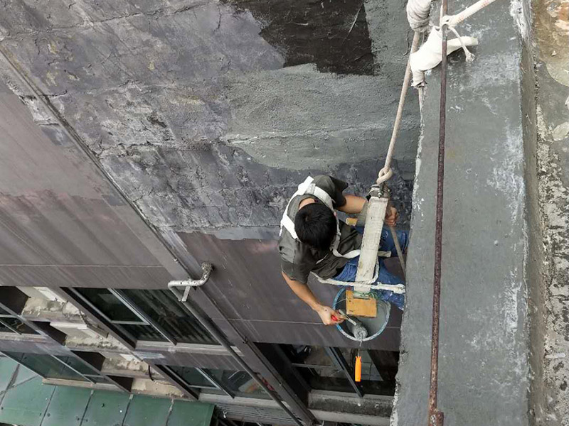 外墻防水維修：1、基層處理：首先要將基層表面的灰塵等清理干凈，一些脆裂的舊層和不耐水的涂層要鏟除，如果有凹處可以用水泥砂漿抹平，小的孔洞和裂縫用水泥乳修補好。 2、刷底膠： 刷底膠時，先要將墻面專用的膠水按照說明上的比例上加水進行稀釋，然后在基層處理好的墻面上用輥筒均勻地涂刷一至二遍膠水打底，涂層膠水要均勻，也不能涂得過多和過少。 3、局部補膩子：基層打底干燥后，用膩子找補不平之處，干后砂平。成品膩子使用前應攪勻，膩子偏稠時可酌量加清水調節。 4、滿刮膩子：將調配好的膩子放在托板上，用橡皮刮板進行涂刷，建議從上往下涂，基層一般要涂刷2-3遍，每一遍的膩子不能太厚，膩子涂刷后要及時用砂紙打磨，打磨時力底要適中，不能有波浪形等，打磨好后掃去灰塵就可以了。 5、刷底涂料：底料按照產品說明書進行稀釋然后攪拌均勻，用滾筒在墻面涂刷，要均勻，不要漏刷，也不能刷得太厚，底料干后如果有要修補的地方，建議用膩子修復然后砂平。