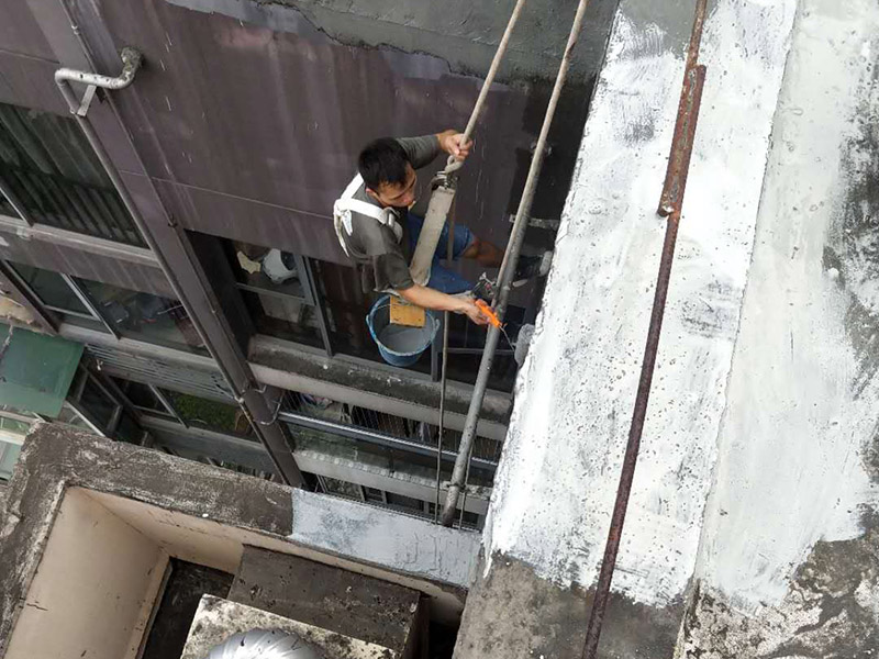 外墻防水維修：1、基層處理：首先要將基層表面的灰塵等清理干凈，一些脆裂的舊層和不耐水的涂層要鏟除，如果有凹處可以用水泥砂漿抹平，小的孔洞和裂縫用水泥乳修補好。 2、刷底膠： 刷底膠時，先要將墻面專用的膠水按照說明上的比例上加水進行稀釋，然后在基層處理好的墻面上用輥筒均勻地涂刷一至二遍膠水打底，涂層膠水要均勻，也不能涂得過多和過少。 3、局部補膩子：基層打底干燥后，用膩子找補不平之處，干后砂平。成品膩子使用前應攪勻，膩子偏稠時可酌量加清水調節。 4、滿刮膩子：將調配好的膩子放在托板上，用橡皮刮板進行涂刷，建議從上往下涂，基層一般要涂刷2-3遍，每一遍的膩子不能太厚，膩子涂刷后要及時用砂紙打磨，打磨時力底要適中，不能有波浪形等，打磨好后掃去灰塵就可以了。 5、刷底涂料：底料按照產品說明書進行稀釋然后攪拌均勻，用滾筒在墻面涂刷，要均勻，不要漏刷，也不能刷得太厚，底料干后如果有要修補的地方，建議用膩子修復然后砂平。