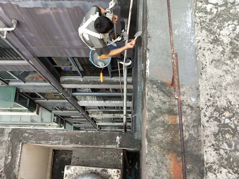 外墻防水維修：1、基層處理：首先要將基層表面的灰塵等清理干凈，一些脆裂的舊層和不耐水的涂層要鏟除，如果有凹處可以用水泥砂漿抹平，小的孔洞和裂縫用水泥乳修補好。 2、刷底膠： 刷底膠時，先要將墻面專用的膠水按照說明上的比例上加水進行稀釋，然后在基層處理好的墻面上用輥筒均勻地涂刷一至二遍膠水打底，涂層膠水要均勻，也不能涂得過多和過少。 3、局部補膩子：基層打底干燥后，用膩子找補不平之處，干后砂平。成品膩子使用前應攪勻，膩子偏稠時可酌量加清水調節。 4、滿刮膩子：將調配好的膩子放在托板上，用橡皮刮板進行涂刷，建議從上往下涂，基層一般要涂刷2-3遍，每一遍的膩子不能太厚，膩子涂刷后要及時用砂紙打磨，打磨時力底要適中，不能有波浪形等，打磨好后掃去灰塵就可以了。 5、刷底涂料：底料按照產品說明書進行稀釋然后攪拌均勻，用滾筒在墻面涂刷，要均勻，不要漏刷，也不能刷得太厚，底料干后如果有要修補的地方，建議用膩子修復然后砂平。