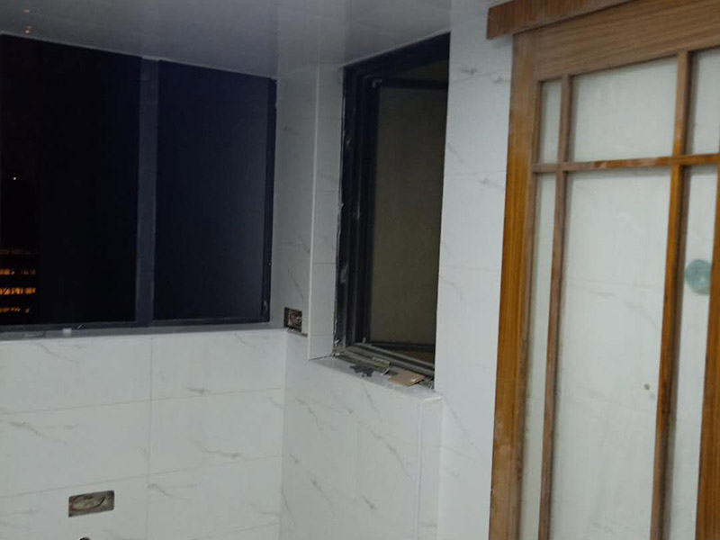衛(wèi)生間瓷磚鋪貼：基層處理：把沾在基層上的浮漿、落地灰等用暫子或鋼絲刷清理掉，再用掃帚將浮土清掃干凈。找標(biāo)高：根據(jù)水平標(biāo)準(zhǔn)線和設(shè)計厚度，在四周墻、柱上彈出面層的上平標(biāo)高控制線。排磚：將房間依照磚的尺寸留縫大小，排出磚的放置位置，并在基層地面彈出十字控制線和分格線。鋪設(shè)結(jié)合層砂漿：鋪設(shè)前應(yīng)將基底濕潤，并在基底上刷一道素水泥漿或界面結(jié)合劑，隨刷隨鋪設(shè)攪拌均勻的干硬性水泥砂漿。鋪磚時應(yīng)先在房間中間按照十字線鋪設(shè)十字控制磚，之后按照十字控制磚向四周鋪設(shè)，并隨時用2m靠尺和水平尺檢查平整度。大面積鋪貼時應(yīng)分段、分部位鋪貼。養(yǎng)護(hù)：當(dāng)磚面層鋪貼完24h內(nèi)應(yīng)開始澆水養(yǎng)護(hù)，養(yǎng)護(hù)時間不得小于7d。