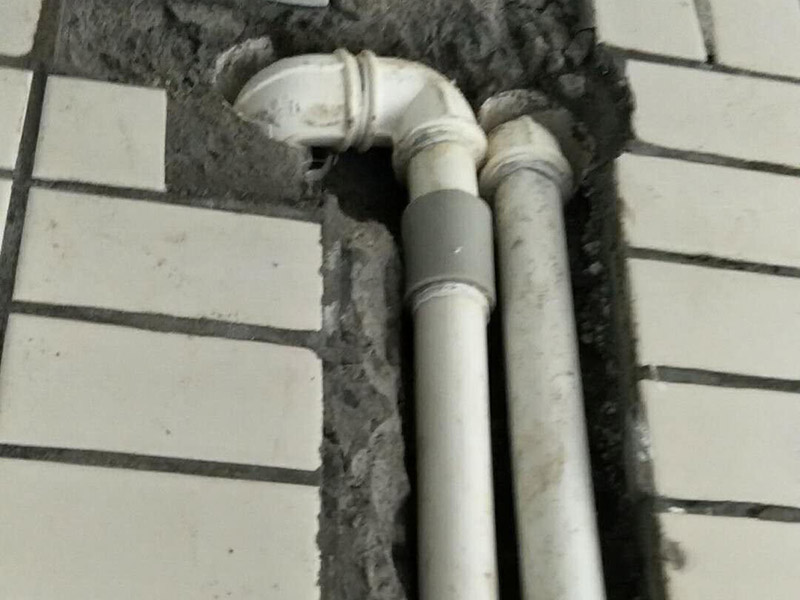 水管維修改造：　1、開槽。先彈線，再開槽，管路開槽按照要求必須是平行線和垂直線。對于平行走線的管路一律控制在60-90厘米高，如果安裝了水龍頭的管路記得要能夠垂直。
2、安裝。管道分為冷水管和熱水管，暗藏管道要杜絕使用鍍鋅鐵管。可以通過施工人員和業主商量水域和使用功能，安排水電師傅排放安裝好的所有水龍頭和用水位置。要是沒有完整圖紙的和業主溝通增加現場定位水路使用功能。
3、檢驗。一定要對管道進行檢查，關系到以后水路安全問題，我們可以通過試壓方法做管道檢查，試壓是管道檢查滲漏的方法之一，可以先堵頭將所有內絲堵死。用壓力表打壓(家裝一般6--8kg)試水。打壓之后檢查所有管道所有接頭。
　4、防水。水路管道裝好之后，用水泥沙子混合封好衛生間的線槽，等線槽和地面干后，再次清洗地面和墻面，墻地面水分干了就可以做防水，墻面防水最好在80cm以上高。要是廚房墻背面有家具的墻面，必須做滿墻，才能帶來好的防潮效果。
5、電路開槽。和業主商量用電功能和要求之后，和電工師傅交底，彈好平行和垂直開槽。
6、電路布線。對于電路布線家用2.5—6平米以上銅芯線、16mm以上線管。而強弱電線管與暗合要分開。